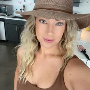 Meet your Posher, Courtney